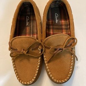 Clarks men’s slippers, Size 8M, leather upper, moccasin, flannel lined. Like new